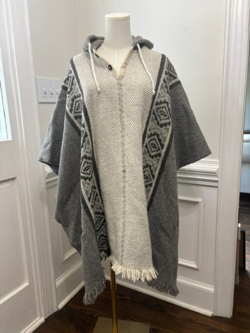 Milmarte 100% Wool Hooded Poncho Ecuador Aztec Cape Inisex One Size